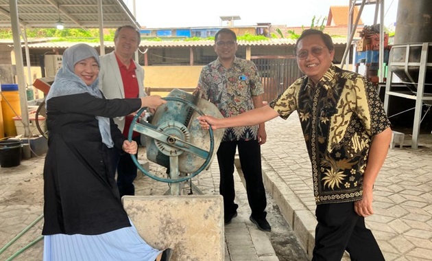 Knowledge exchange for the energy transition: Technology, Governance and Industry Indonesian people with machinery