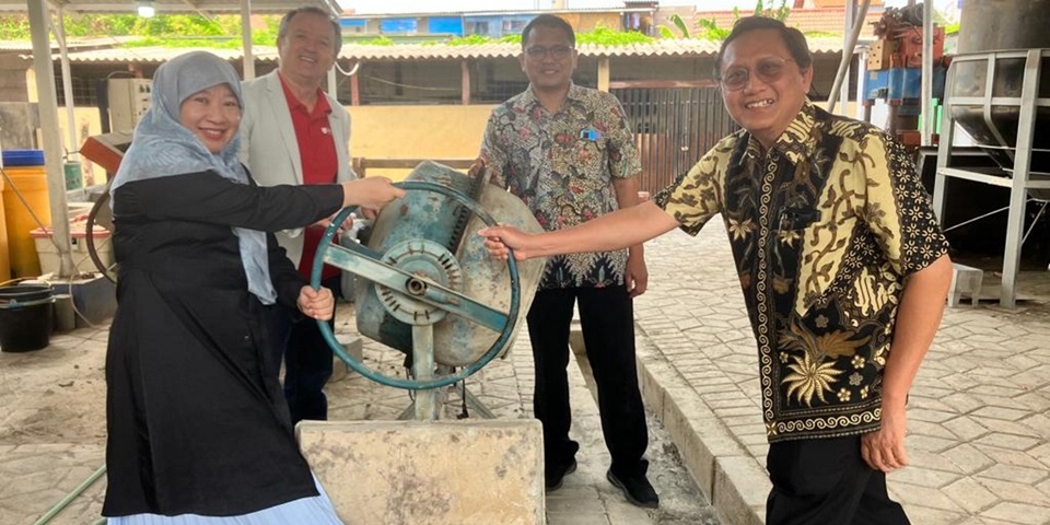 Indonesian people with machinery