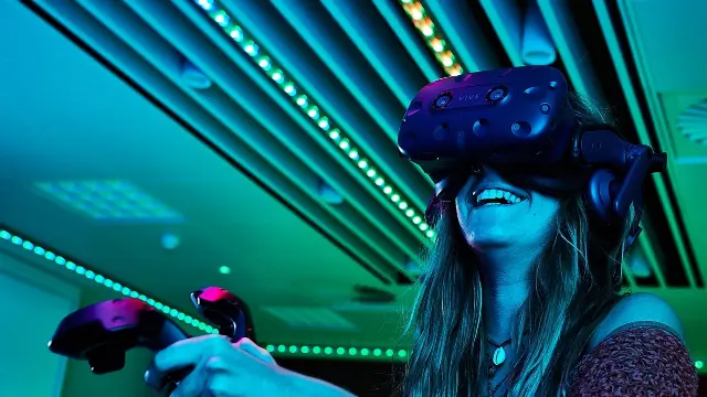 Murdoch University student using VR headset