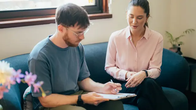 Psychology student in a one-on-one counselling session with a practitioner