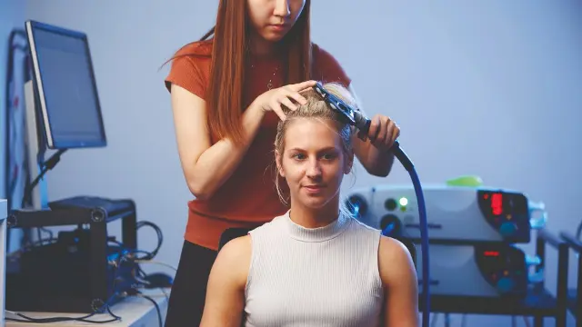 Psychology students studying neuroscience.