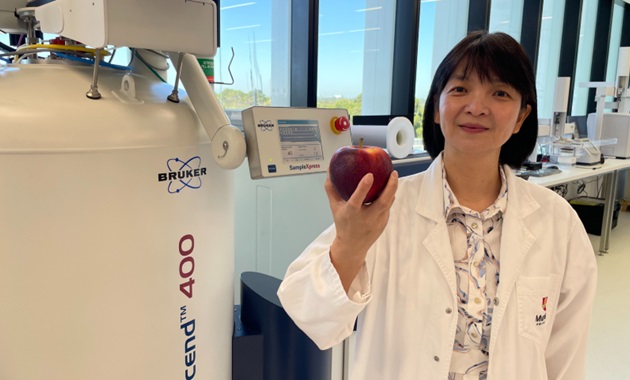 Associate Professor Ruey Leng Loo with Bravo apple