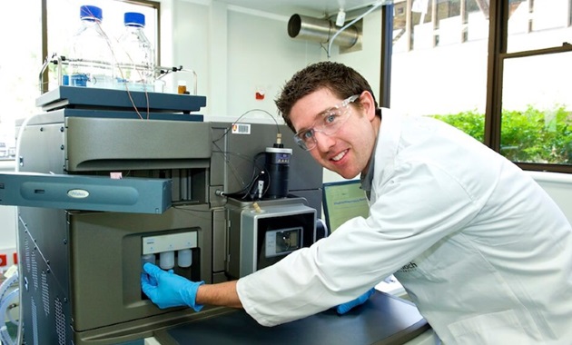 Dr Joel Gummer working in a laboratory at Murdoch University