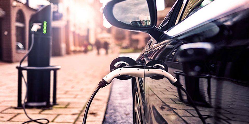Ecar feature-860x480 electric car being charged