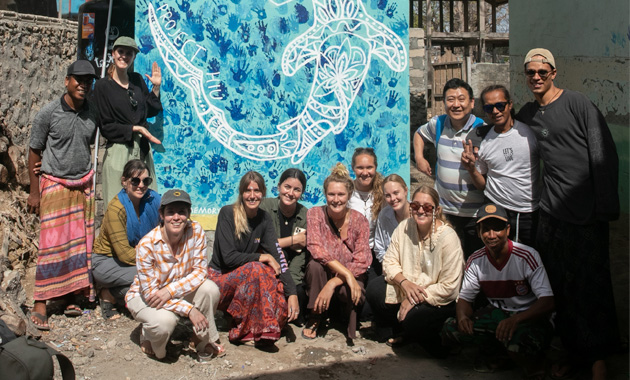 hiu-group photo Group of students infront of Shark Mural