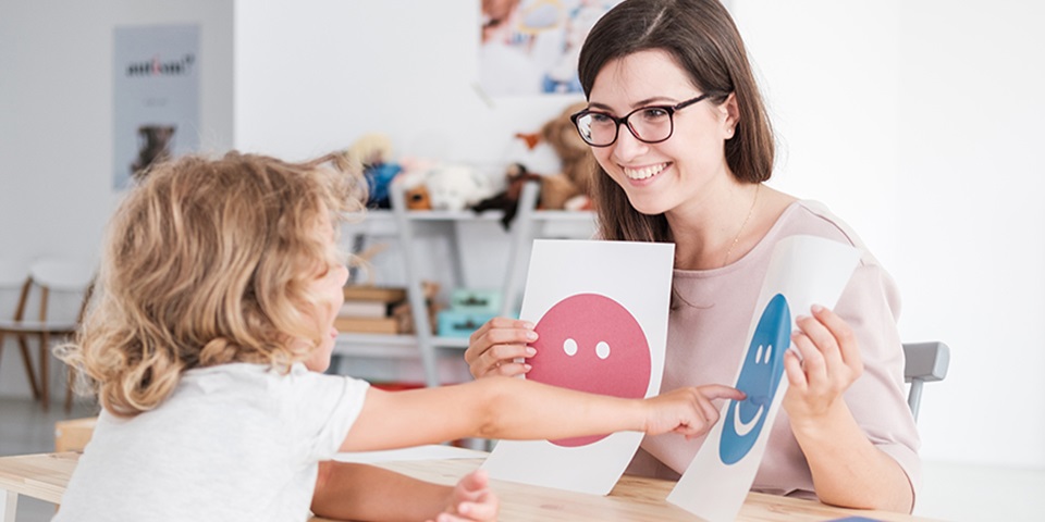 How to become a psychologist feature Psychologist working with child in education room