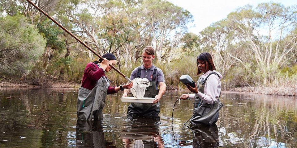 Influencer Agriculture (860 ? 480 px) Murdoch students standing in lake testing water