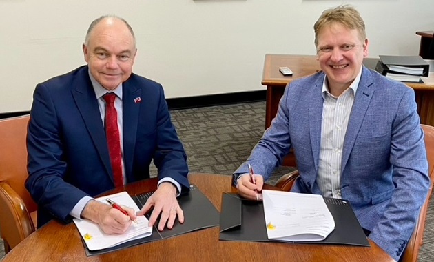 Murdoch University Vice Chancellor Professor Andrew Deeks and Kaplan's Steve Knussen signing agreement for new student college