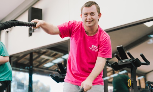 Young man practicing rope resistance training in gym