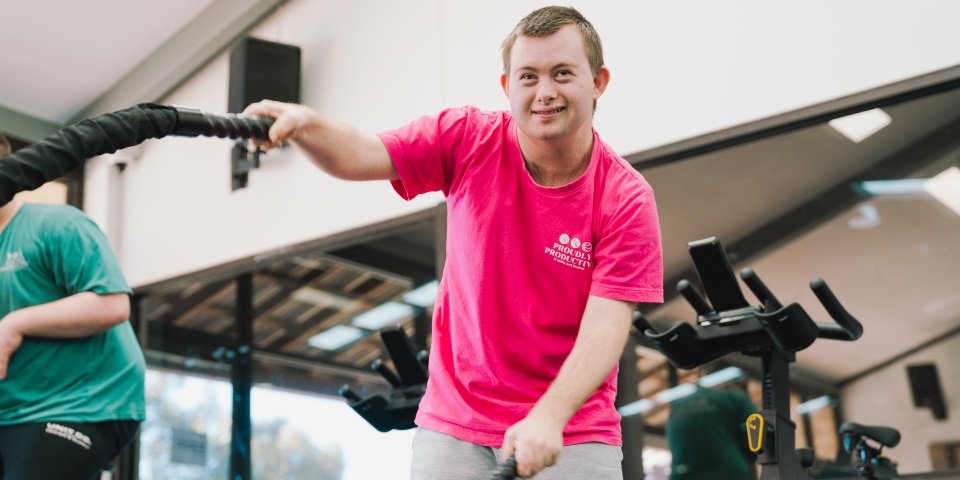 Young man practicing rope resistance training in gym