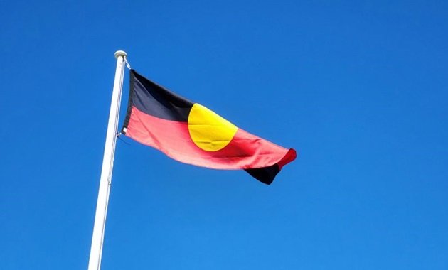 The Aboriginal flag flying. Picture by Nico Smit on Unsplash.