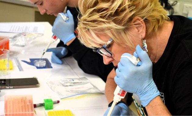 Pauline Charman in the lab using BioBarcode equipment.
