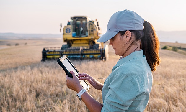 dig-agriculture Farmer in field holding tablet