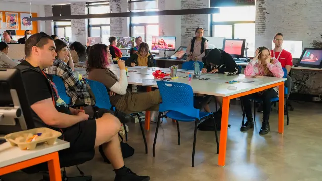 digital communimcation students in class