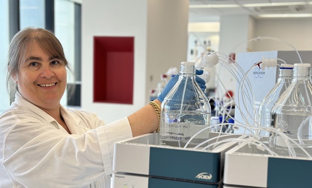 Dana Hicks in Lab