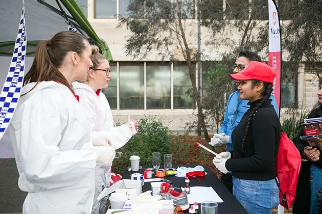 2 students speaking with 2 prospective students