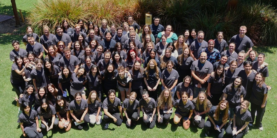 Large group of veterinary medicine students