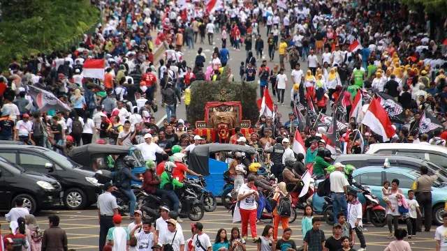 Busy intersection with cars and traffic